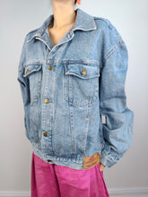 Load image into Gallery viewer, The Light Blue Movimento Denim Trucker Jacket | Vintage 90s light blue jeans jacket unisex M