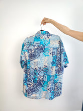Load image into Gallery viewer, The Cotton Blue Tropical Print Shirt | Vintage Dubin short sleeve crazy pattern top unisex men M
