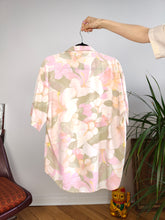 Load image into Gallery viewer, Vintage viscose shirt blouse floral print pattern flower white pink short sleeve spring summer women M-L
