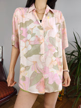 Load image into Gallery viewer, Vintage viscose shirt blouse floral print pattern flower white pink short sleeve spring summer women M-L
