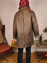Load image into Gallery viewer, Vintage shearling coat M L | brown lambskin sheepskin leather sherpa jacket women unisex men