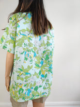 Load image into Gallery viewer, The Blue Green Jungle Pattern Blouse | Vintage flower fleurs animal parrot birds people crazy print short sleeve women shirt M
