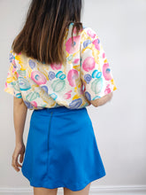 Lade das Bild in den Galerie-Viewer, Die weiß-rosa Bluse mit Blumenmuster | Vintage Dieu Blumen Fleurs blau gelb orange Frühling Sommer Print Kurzarm Damen Shirt M
