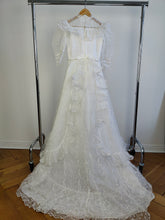 Lade das Bild in den Galerie-Viewer, Das weiße Hochzeitskleid der 80er Jahre | Vintage Puffärmel Rüschen Columbine Braut Prinzessin Ballkleid viktorianischer Stil Spitze Tüll XS
