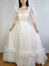 Lade das Bild in den Galerie-Viewer, Das weiße Hochzeitskleid der 80er Jahre | Vintage Puffärmel Rüschen Columbine Braut Prinzessin Ballkleid viktorianischer Stil Spitze Tüll XS
