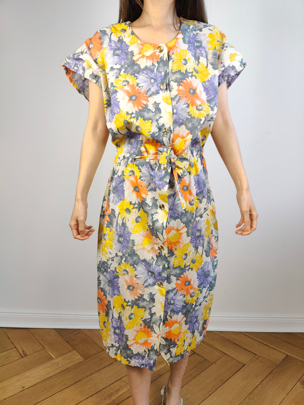 Das orange-gelbe Kleid mit Blumenmuster | Langes, gerade geschnittenes Midi-Sommerkleid im Vintage-Stil aus Baumwolle mit Blumendruck ML