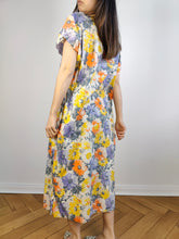 Lade das Bild in den Galerie-Viewer, Das orange-gelbe Kleid mit Blumenmuster | Langes, gerade geschnittenes Midi-Sommerkleid im Vintage-Stil aus Baumwolle mit Blumendruck ML
