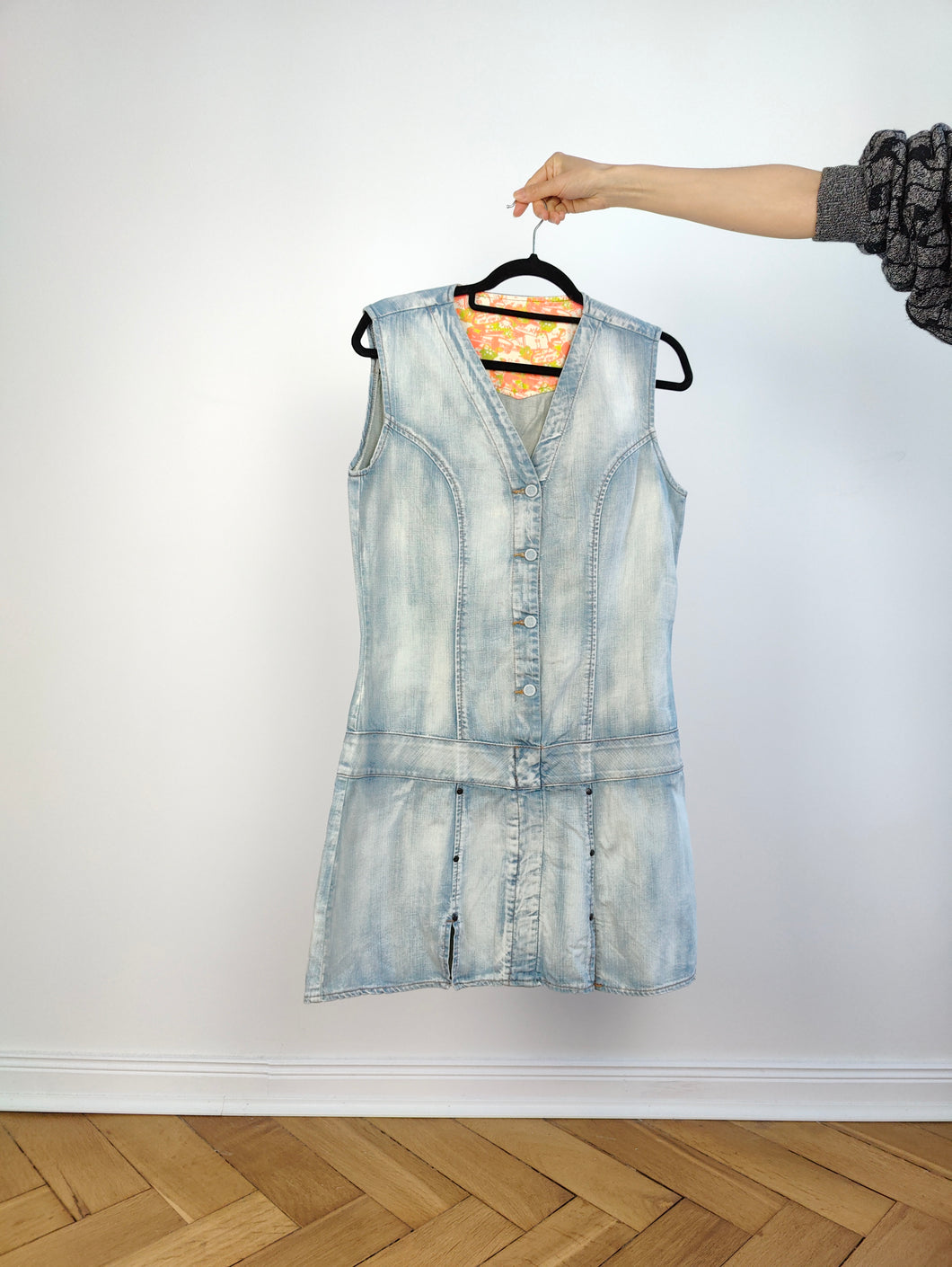Das Wrangler Light Blue Denim Minikleid | Vintage Y2K hellweiße Waschjeans Frühling Sommer kurzes Rockkleid mit niedriger Taille M
