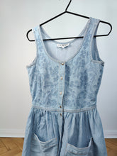 Lade das Bild in den Galerie-Viewer, Das ärmellose Jeanskleid mit Stickerei | Vintage hellblaue Jeans bestickt Frühling Sommer Midi XS
