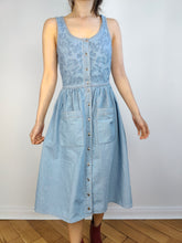 Lade das Bild in den Galerie-Viewer, Das ärmellose Jeanskleid mit Stickerei | Vintage hellblaue Jeans bestickt Frühling Sommer Midi XS
