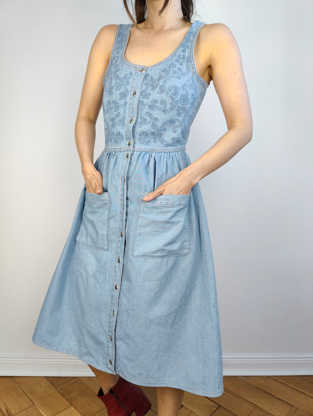 Das ärmellose Jeanskleid mit Stickerei | Vintage hellblaue Jeans bestickt Frühling Sommer Midi XS