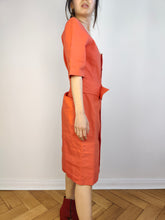 Lade das Bild in den Galerie-Viewer, Das Leinen-Orange-Kleid mit schlichtem Gürtel | Vintage Chiara Boni hergestellt in Italien Flachs-Leinen-Mischung Frühling Sommer Midikleid M

