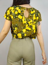 Lade das Bild in den Galerie-Viewer, Die gelbe zitronengrüne Musterbluse | Vintage Obst Frühling Sommer Strukturstoff Druck Kurzarm Damen Top M
