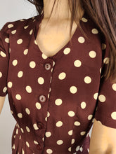 Lade das Bild in den Galerie-Viewer, Das burgunderfarbene Kleid mit Polka Dot-Muster | Vintage Luciano Scaramucci, hergestellt in Italien, braun, rot, lila, gepunktetes Midi-Hemdkleid IT42 S
