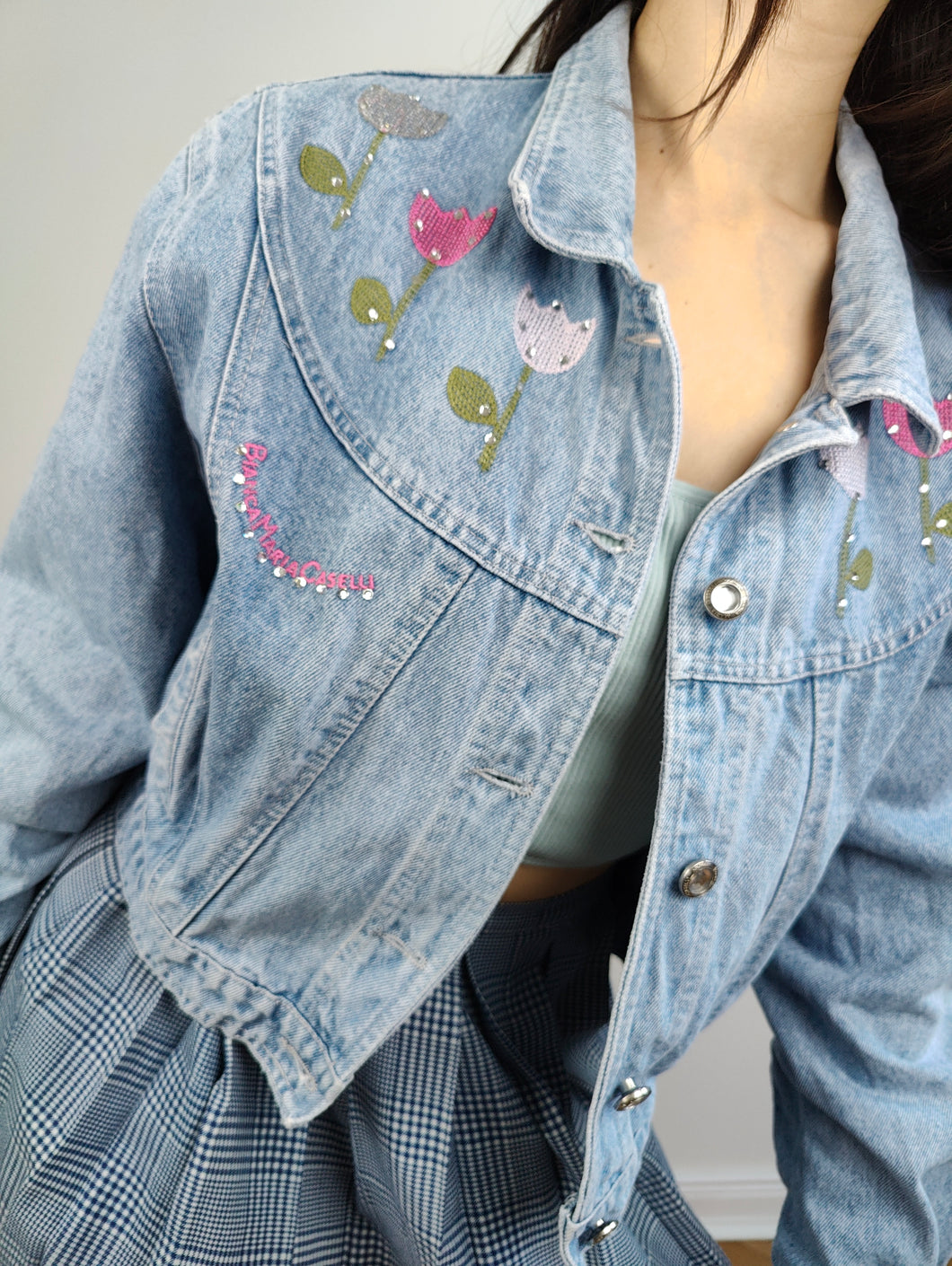 Die bestickte Jeansjacke von Bianca Maria Caselli | Vintage 80er Jahre seltene Tulpenblume florale Strasssteine ​​bestickt hellblaue Jeans Crop kurze Jacke Damen S