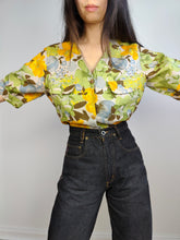 Load image into Gallery viewer, The Linen Green Yellow Flower Pattern Blouse | Vintage second hand 100% pure linen beige brown floral spring summer print short sleeve top S
