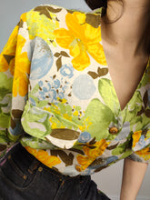 Load image into Gallery viewer, The Linen Green Yellow Flower Pattern Blouse | Vintage second hand 100% pure linen beige brown floral spring summer print short sleeve top S
