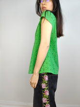 Lade das Bild in den Galerie-Viewer, Die baumwollgrüne Bluse mit schlichter Stickerei | Vintage besticktes Kurzarm-Damen-Shirt-Top S
