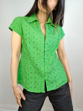 Lade das Bild in den Galerie-Viewer, Die baumwollgrüne Bluse mit schlichter Stickerei | Vintage besticktes Kurzarm-Damen-Shirt-Top S
