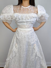 Lade das Bild in den Galerie-Viewer, Das weiße Rosenhochzeitskleid | Vintage Puffärmel Rüschen Braut Prinzessin Ballkleid Viktorianischer Stil Spitzentüll M
