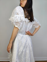 Lade das Bild in den Galerie-Viewer, Das weiße Rosenhochzeitskleid | Vintage Puffärmel Rüschen Braut Prinzessin Ballkleid Viktorianischer Stil Spitzentüll M
