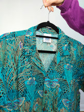Lade das Bild in den Galerie-Viewer, Das Baumwoll-Shirt mit Schmetterlings-Dschungel-Print | Vintage blau grün türkis Tier Kurzarm Muster Bluse Damen L Unisex Herren M
