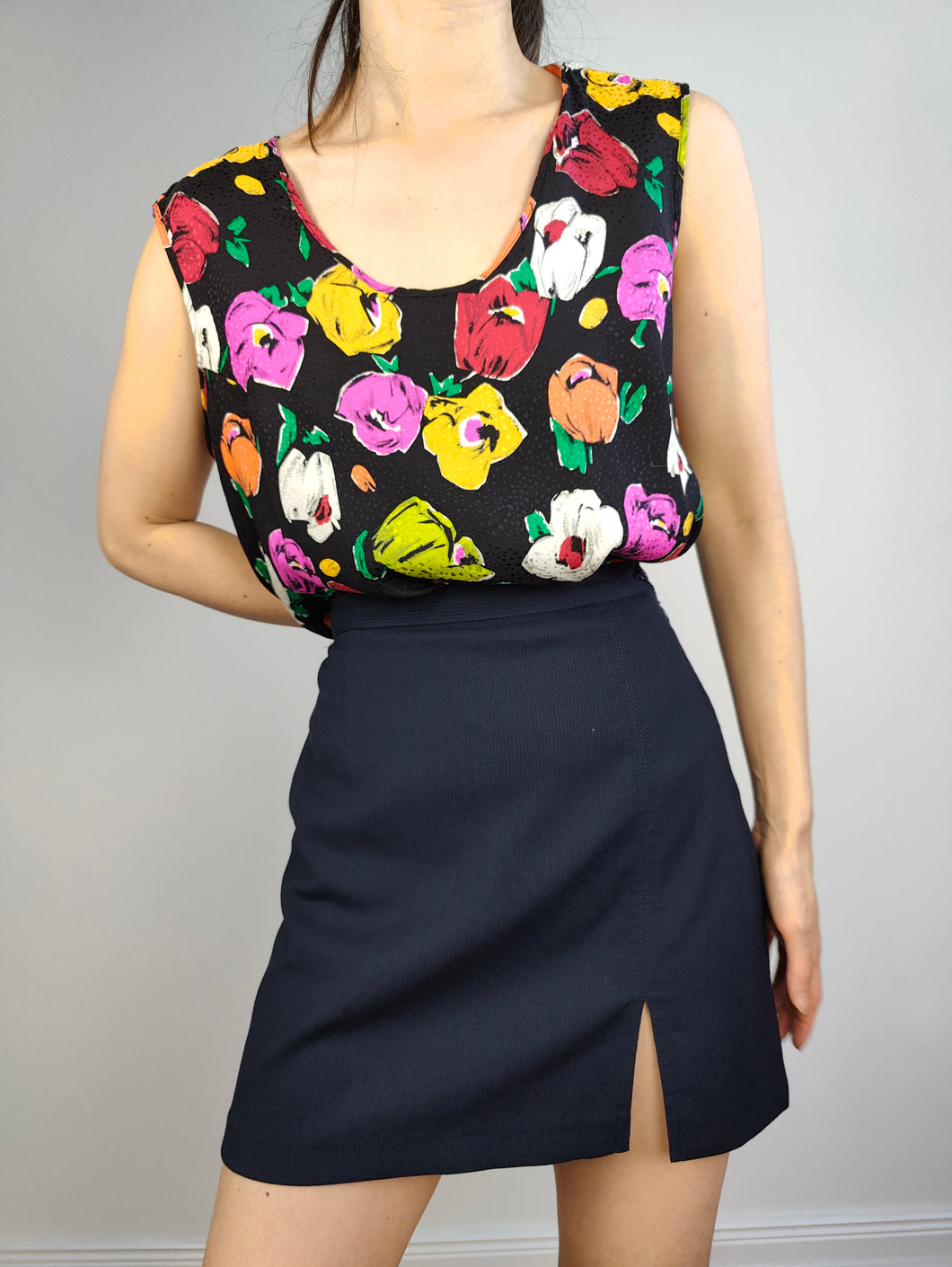 The Silk Black Red Flower Sleeveless Vest | Vintage shiny print pattern cami tank top M