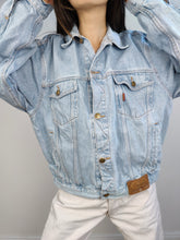 Lade das Bild in den Galerie-Viewer, Die hellblaue Mash Denim Trucker Jacke | Vintage 80er Jahre, hergestellt in Italien, hellblaue Jeans, Damen, ML, Unisex, Herren, M

