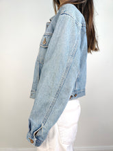 Lade das Bild in den Galerie-Viewer, Die blaue Crop Casucci Jeansjacke | Vintage 90er Jahre hergestellt in Italien hellblaue Jeans Crop Short Damen S
