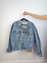 Load image into Gallery viewer, The Light Blue Movimento Denim Trucker Jacket | Vintage 90s light blue jeans jacket unisex M
