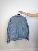 Load image into Gallery viewer, The Light Blue Movimento Denim Trucker Jacket | Vintage 90s light blue jeans jacket unisex M
