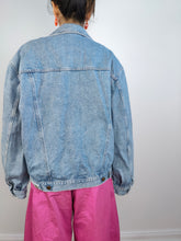 Load image into Gallery viewer, The Light Blue Movimento Denim Trucker Jacket | Vintage 90s light blue jeans jacket unisex M
