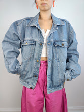 Load image into Gallery viewer, The Light Blue Movimento Denim Trucker Jacket | Vintage 90s light blue jeans jacket unisex M
