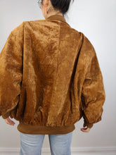 Lade das Bild in den Galerie-Viewer, Die braune Samt-Bomberjacke | Vintage RGA made in Italy tan orange Jacke Damen L Unisex Herren M
