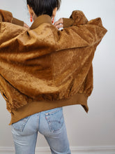 Lade das Bild in den Galerie-Viewer, Die braune Samt-Bomberjacke | Vintage RGA made in Italy tan orange Jacke Damen L Unisex Herren M
