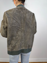 Lade das Bild in den Galerie-Viewer, Die graue Bomberjacke aus Wildleder | Preloved Second Hand Selected Homme Jacke S
