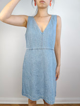 Lade das Bild in den Galerie-Viewer, Das Calvin Klein Light Blue Denim Mini Dress | Preloved Second Hand CK Jeans Frühling Sommer kurz ärmellos M
