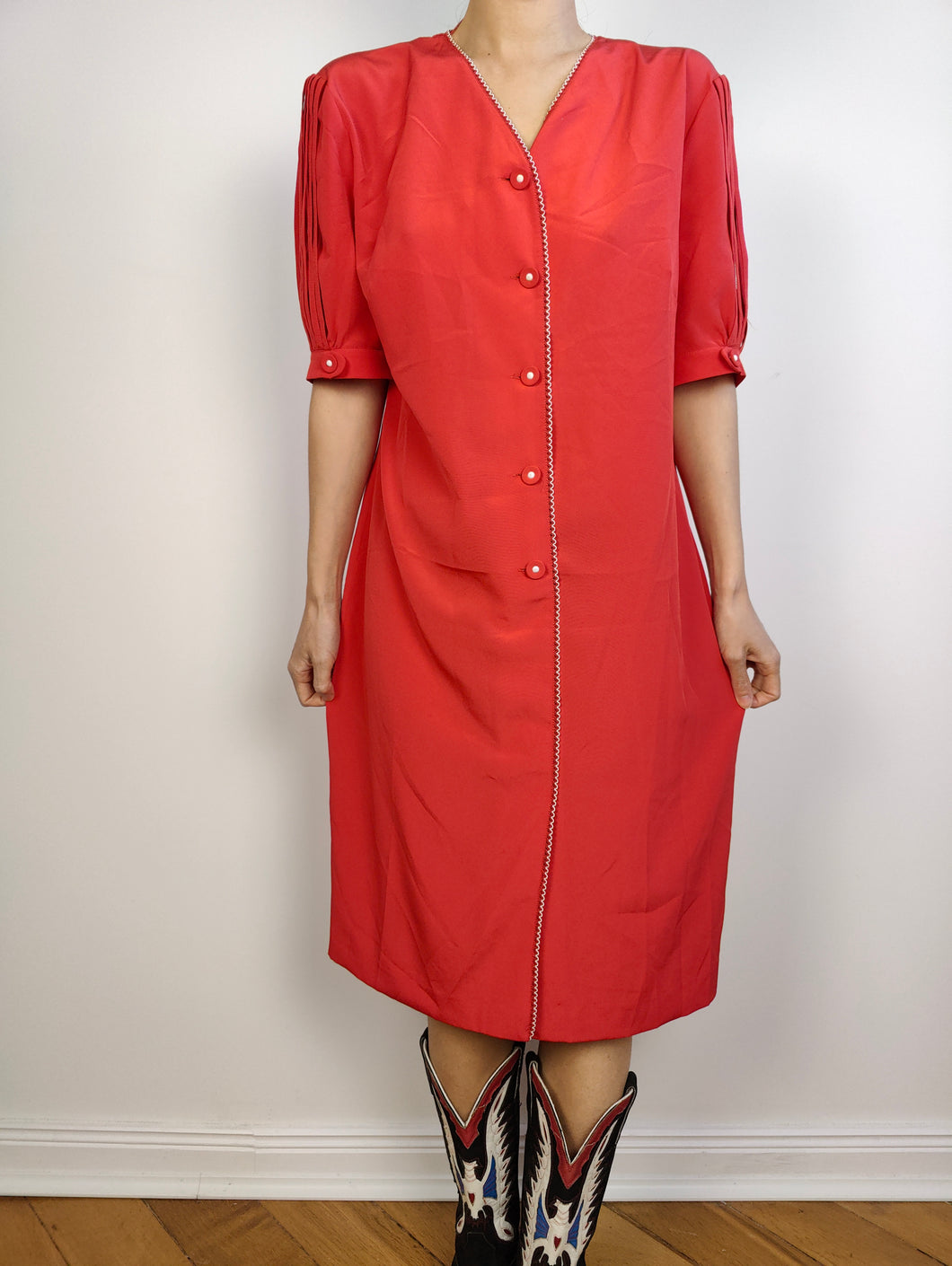 Das rote Kleid von Mario Pucci Cecconi | Vintage, hergestellt in Italien, mittellanges Midi-Kleid mit Knöpfen und kurzen Ärmeln, DE40 IT48 M