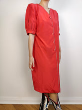 Lade das Bild in den Galerie-Viewer, Das rote Kleid von Mario Pucci Cecconi | Vintage, hergestellt in Italien, mittellanges Midi-Kleid mit Knöpfen und kurzen Ärmeln, DE40 IT48 M

