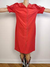 Lade das Bild in den Galerie-Viewer, Das rote Kleid von Mario Pucci Cecconi | Vintage, hergestellt in Italien, mittellanges Midi-Kleid mit Knöpfen und kurzen Ärmeln, DE40 IT48 M
