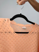 Lade das Bild in den Galerie-Viewer, Das pfirsichfarbene Häkelstrickoberteil | Vintage orange rosa Pullover Pullover schlicht Damen Sommer Frühling M

