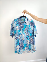 Lade das Bild in den Galerie-Viewer, Das baumwollblaue Hemd mit tropischem Print | Vintage Dubin Kurzarm-Oberteil mit verrücktem Muster, Unisex, Herren, M
