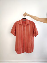 Lade das Bild in den Galerie-Viewer, Das rot-orange gestreifte Hemd aus Baumwollmischung | Vintage Torelli Kurzarm Streifenmuster Unisex Herren L
