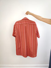 Lade das Bild in den Galerie-Viewer, Das rot-orange gestreifte Hemd aus Baumwollmischung | Vintage Torelli Kurzarm Streifenmuster Unisex Herren L
