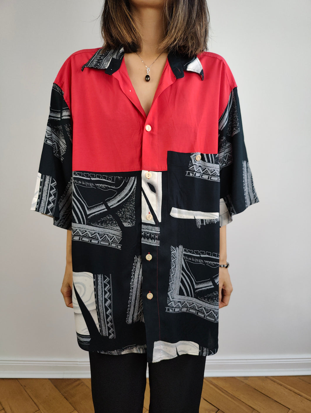 Das Viskose-Hemd mit rotem, schwarzem und weißem Print | Vintage Francisco L'Avantgarde hergestellt in Italien Kurzarm verrücktes Muster Tribal Unisex Männer XL