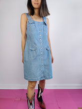 Lade das Bild in den Galerie-Viewer, Das Latzhosen-Mini-Jeanskleid | Vintage 90er Jahre John Baner Overall hellblaue Jeans Frühling Sommer gerades Kleid SM
