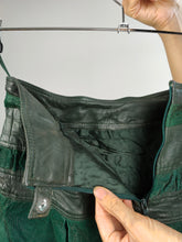 Lade das Bild in den Galerie-Viewer, Der ledergrüne Wildlederrock | Vintage-Stufen-Midirock aus echtem Leder IT42 XS
