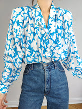 Lade das Bild in den Galerie-Viewer, Die blumige Bluse mit weiß-blauem Muster | Vintage-Blumendruck, große Ballonärmel, feminine Bluse ML
