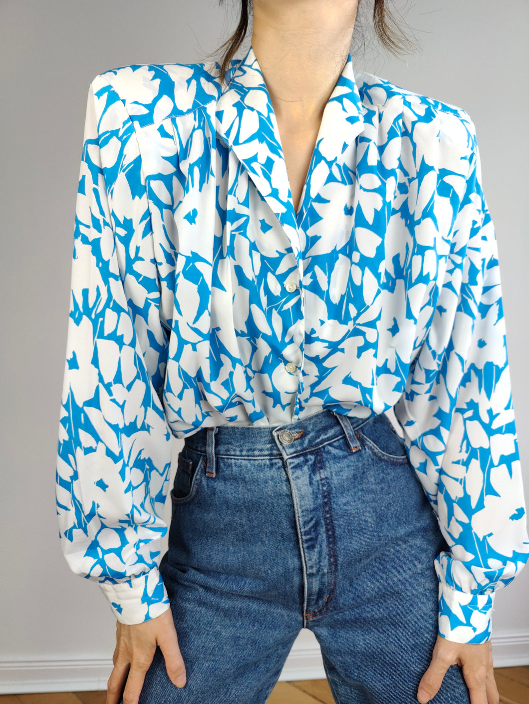 Die blumige Bluse mit weiß-blauem Muster | Vintage-Blumendruck, große Ballonärmel, feminine Bluse ML