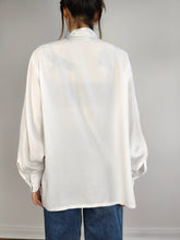 Load image into Gallery viewer, The White Peacock Print Blouse | Vintage Tru Blouse made in Italy viscose long sleeve animal shirt IT44 M
